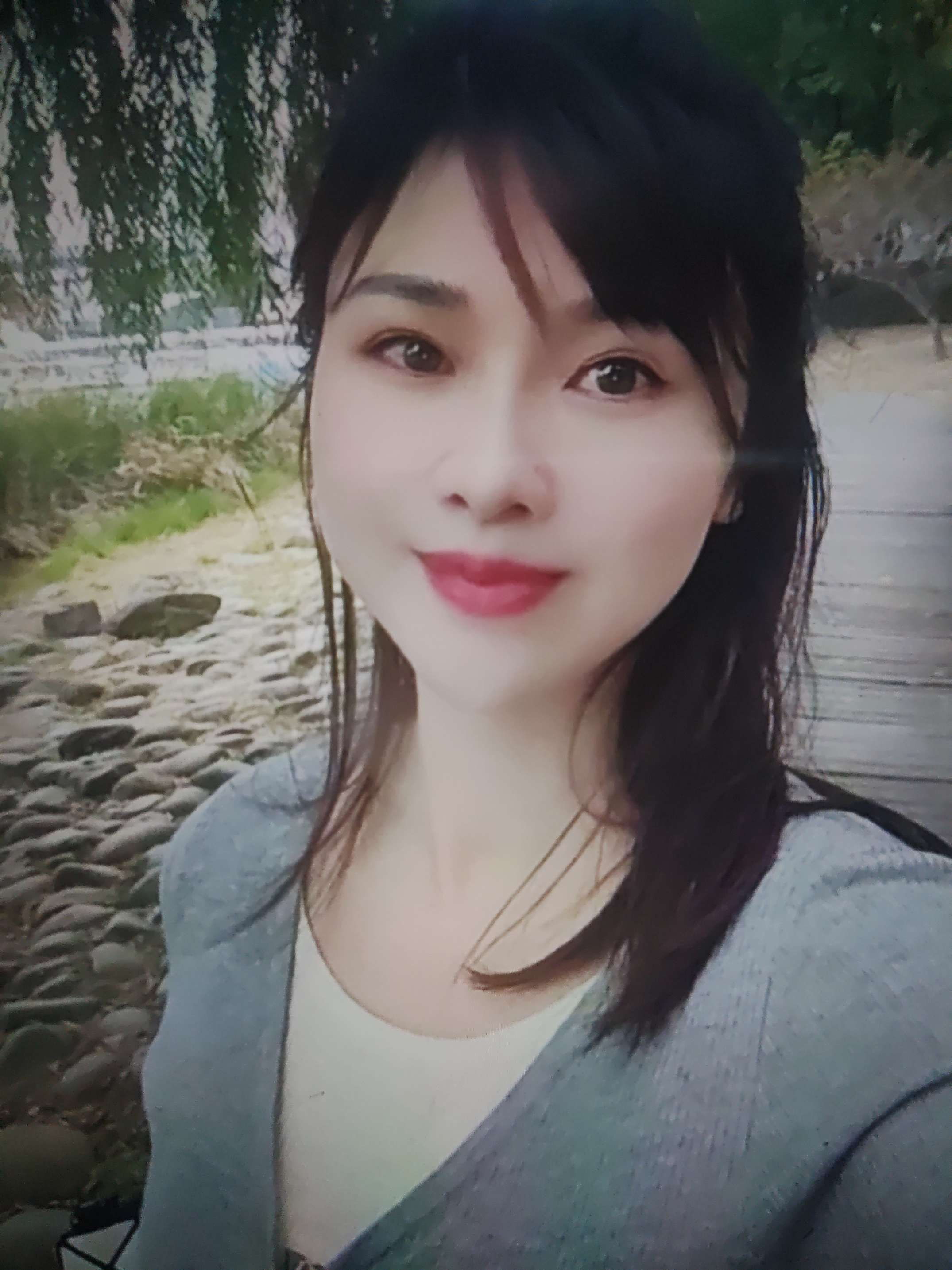 请大家遇见这位女生后让她打电话与我联系，酬谢！！ - 刘妤